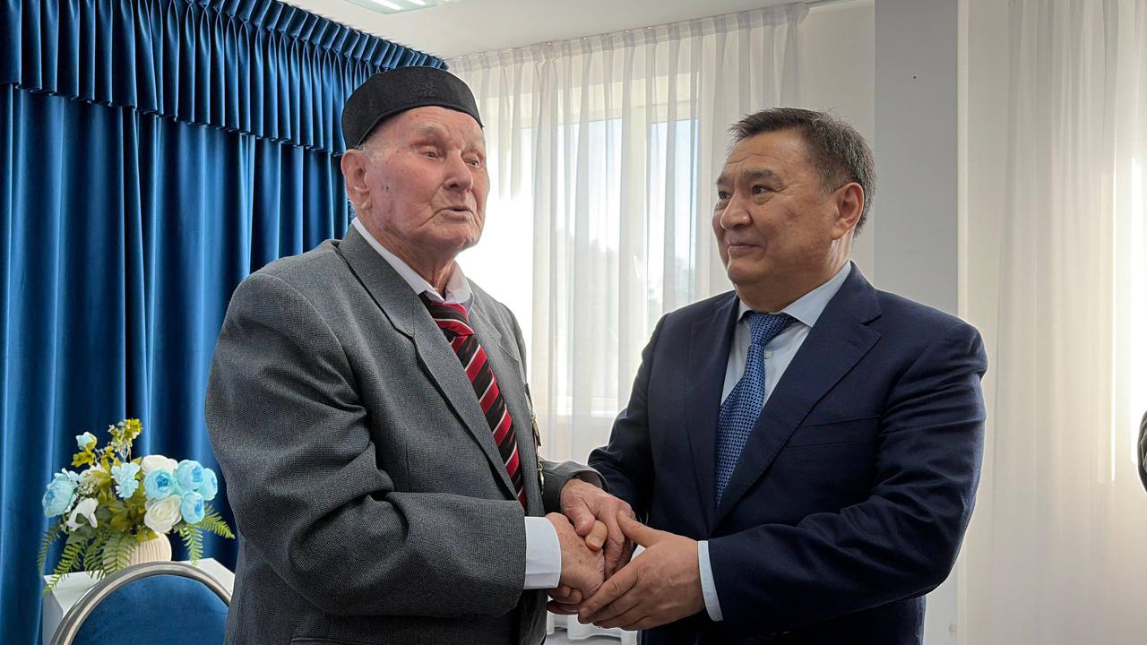 Аким области Марат Ахметжанов поздравил долгожителя в Щучинске