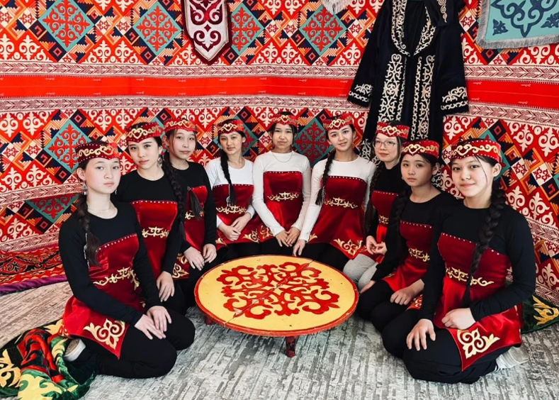 Ношение казахской национальной одежды на рабочем месте в течение одного дня