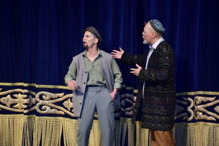 На сцене Акмолинский областной казахский музыкально-драматический театр имени Шахмета Кусаинова зрителям была представлена комедия «Алтын қақпа».