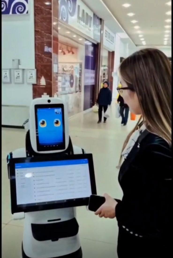 В рамках праздничной программы «Digital Nauryz» в популярных развлекательных центрах был организован сервис робот-гид.