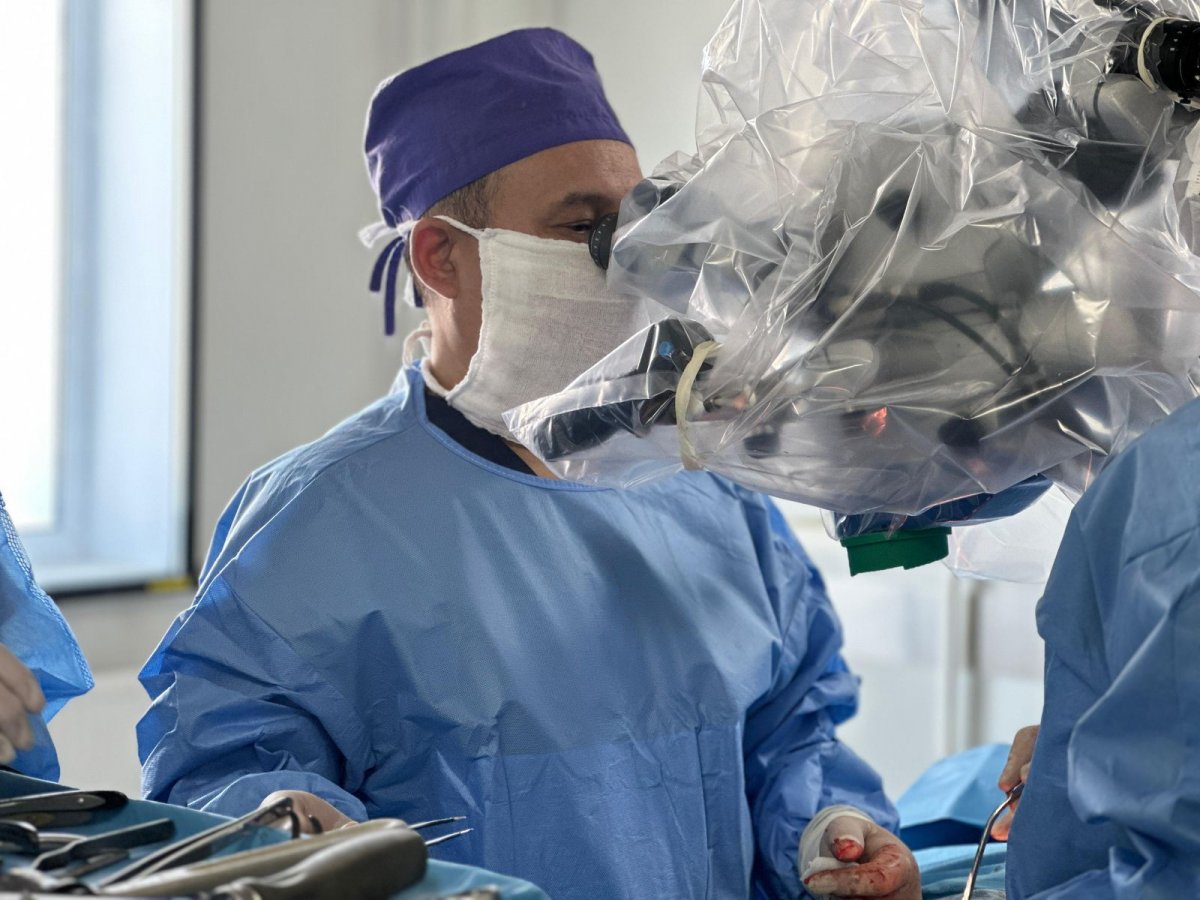 Врачи спасли 70-летнего алматинца с опухолью спинного мозга