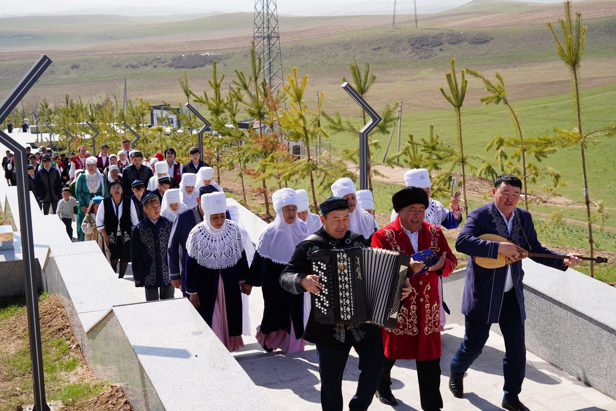ТУРКЕСТАН: В КАЗЫГУРТЕ В ЧЕСТЬ НАУРЫЗА ПРОШЕЛ ПАРАД НАЦИОНАЛЬНОЙ ОДЕЖДЫ