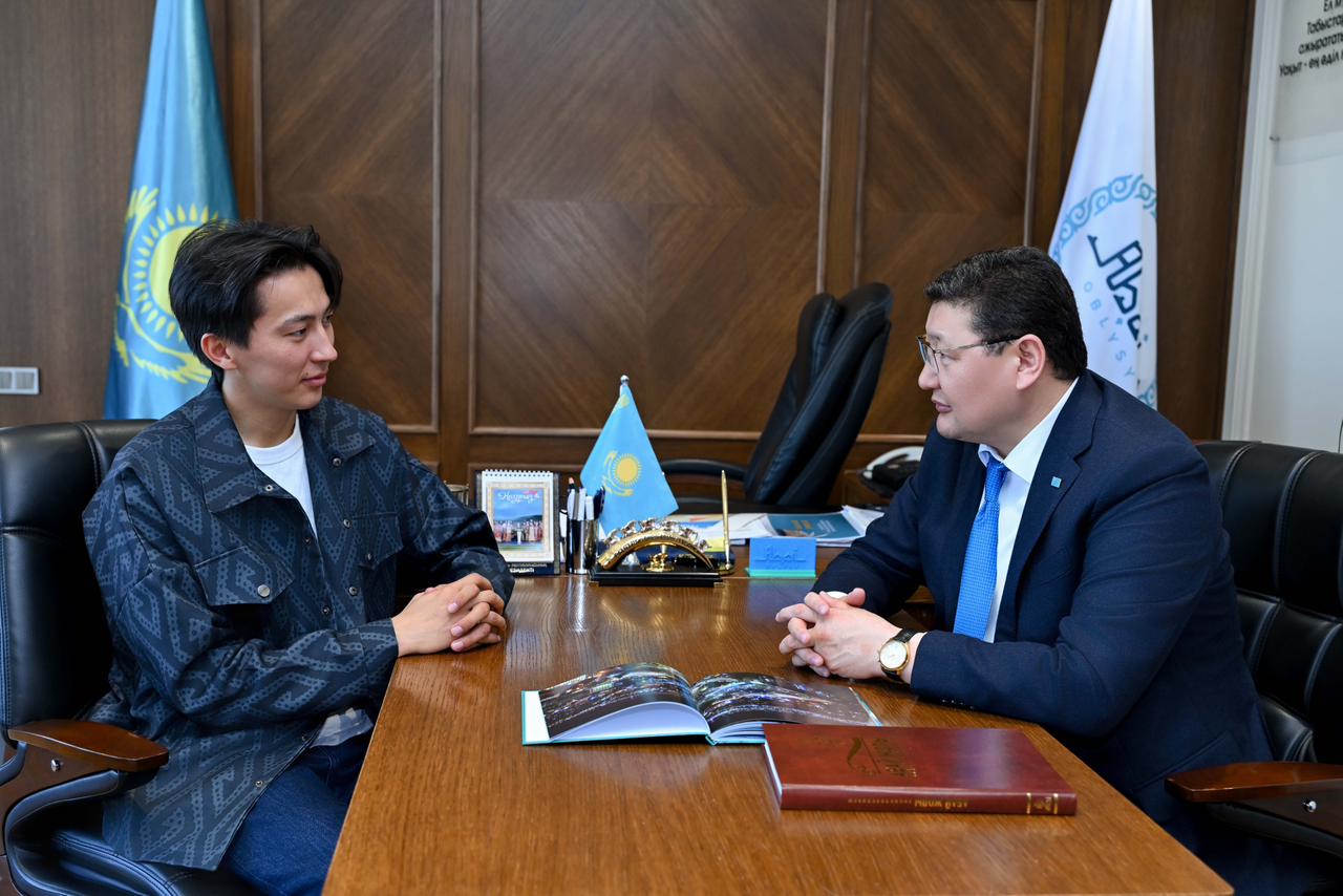 Аким области встретился с travel-блогером Дастаном Мухамедрахымом