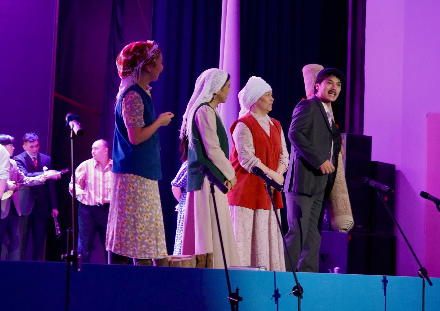 В КЕНТАУ ПРИЕЗЖАЛ ТЕАТР, ПОКАЗЫВАЛ СЦЕНИЧЕСКИЕ ПОСТАНОВКИ