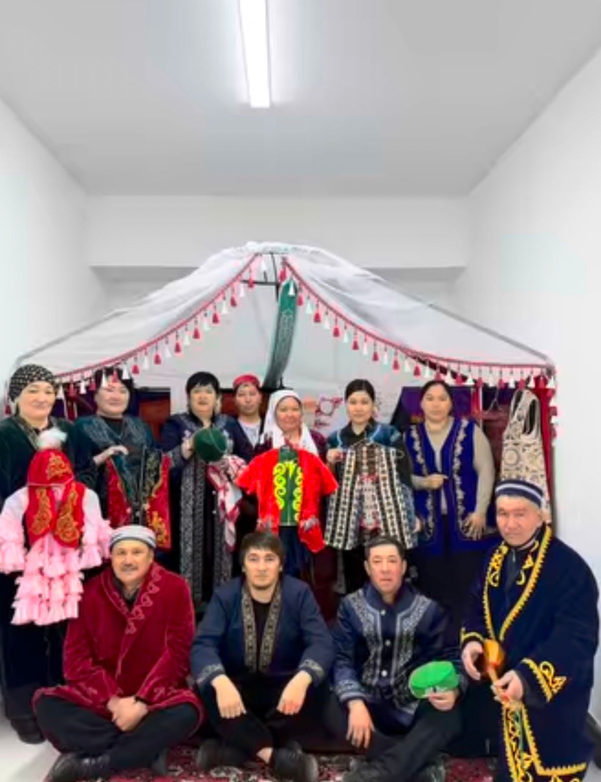 Наурызнама онкүндігі аясында Ұлттық киім күніне орай Алмалы ауылы әкімдігінің мемлекеттік қызметкерлері қазақтың дәстүрлі киімдерін киіп, жұмысқа ерекше көтеріңкі көңіл күймен келді.