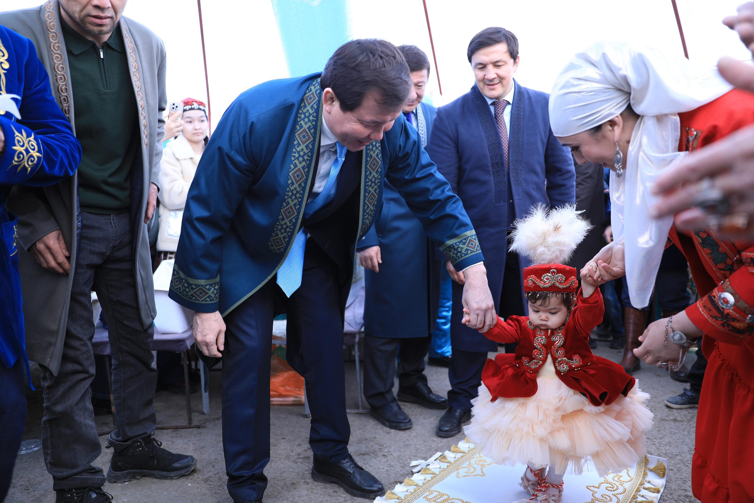 На праздновании Наурыза аким области стал свидетелем обряда «Тусаукесер» у близнецов