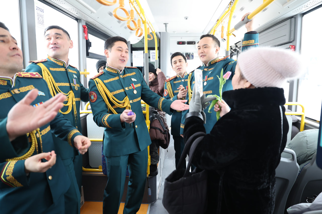 Песни и цветы в пути: легендарный мужской хор Нацгвардии поздравил женщин столицы