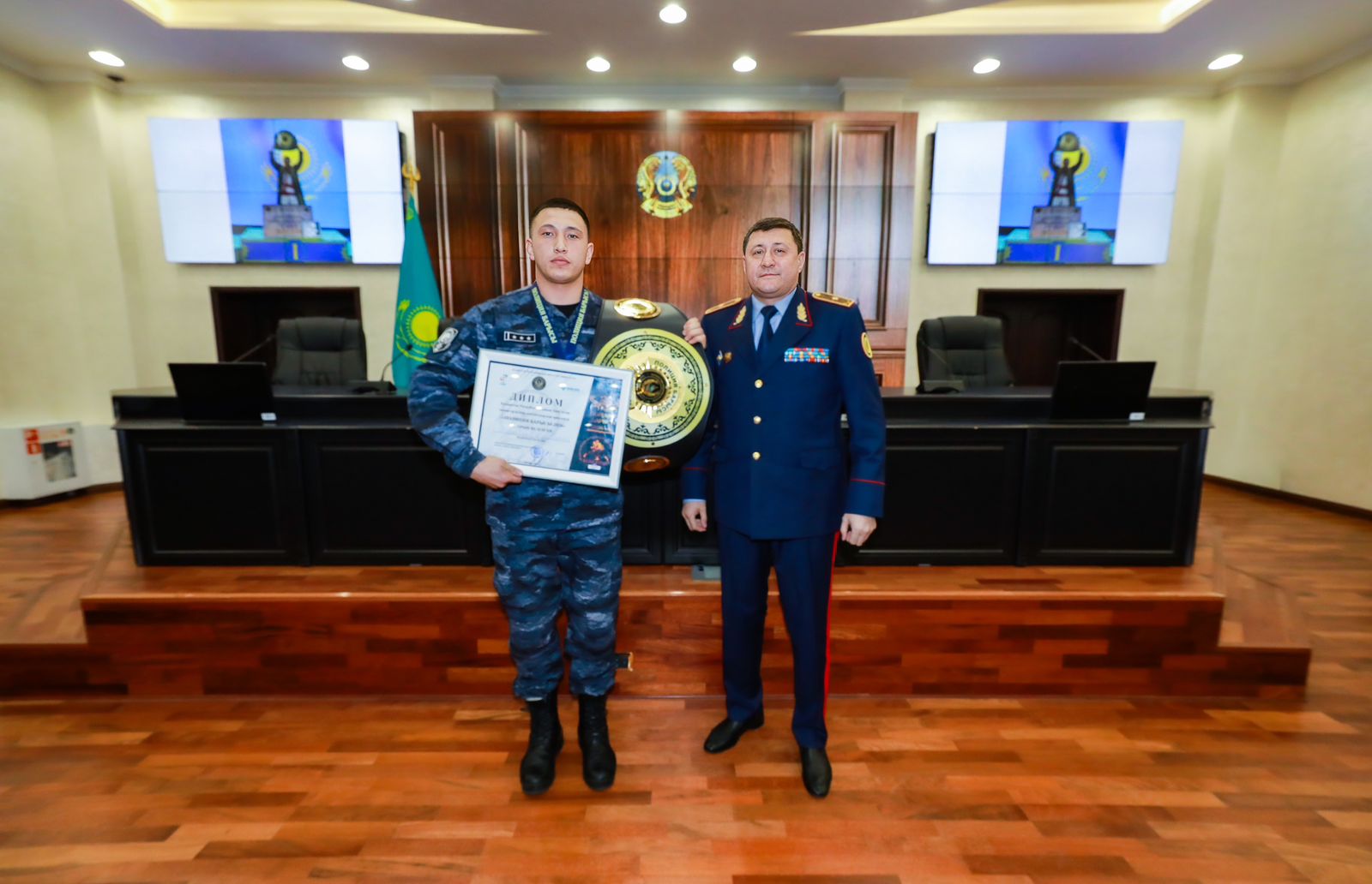 На ковре сильнейших: столичный полицейский стал сильнейшим в стране