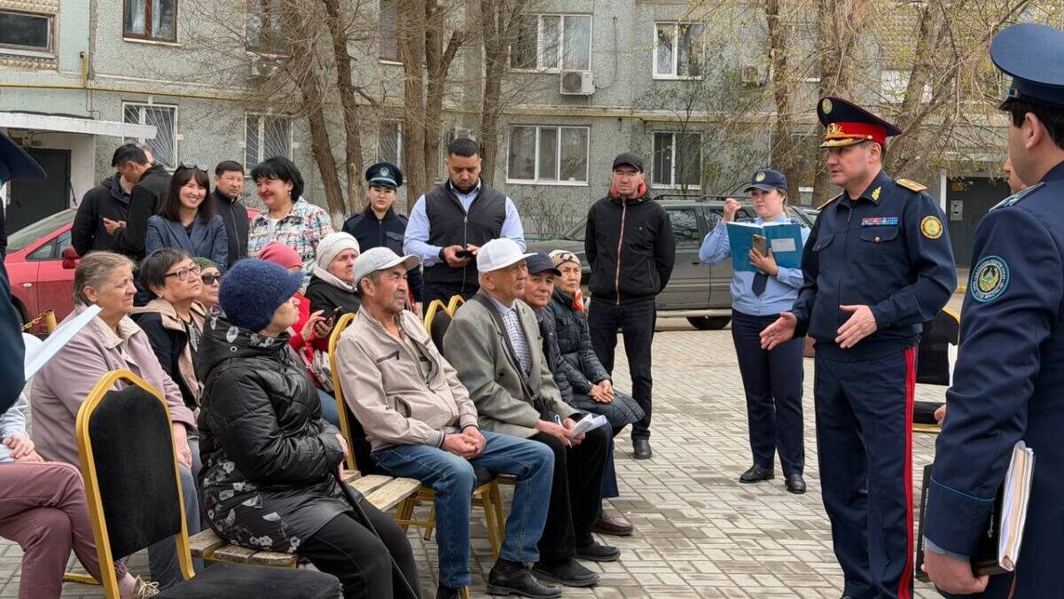 Связь с населением — в центре внимания: Начальник полиции Актюбинской области провёл встречу с жителями во дворах
