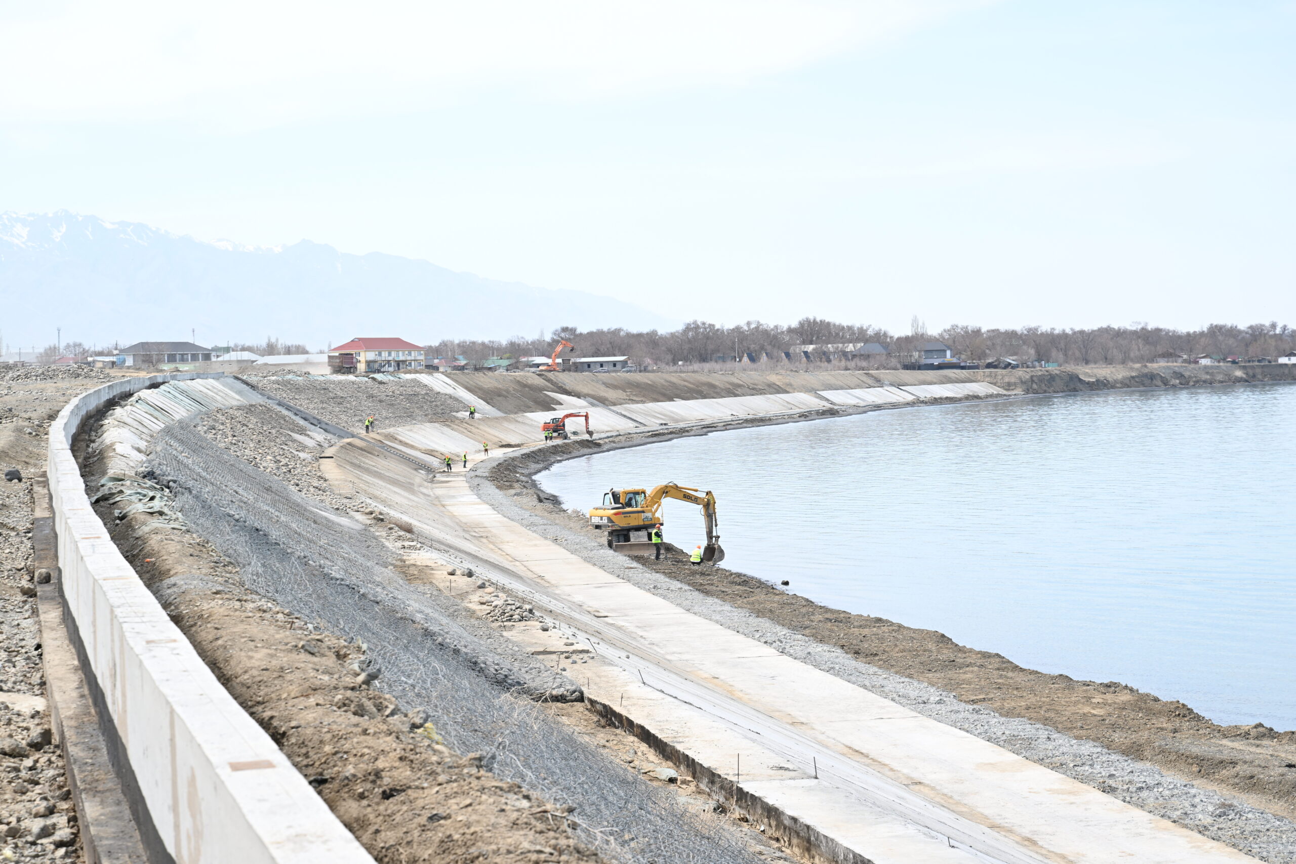 В Жетісу укрепляется берег озера Алаколь и строится канализационные очистные сооружения