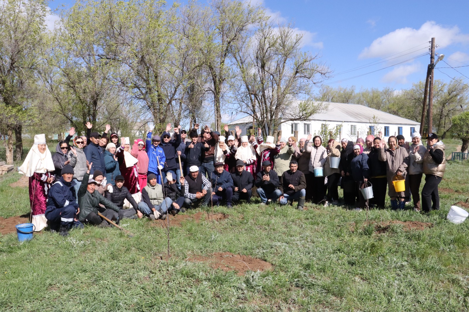 Жители Егиндиколя посадили деревья и очистили родник