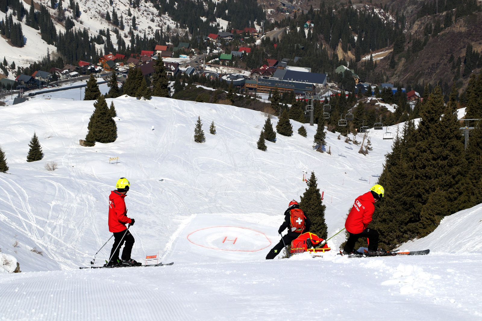В Алматы прошли учения по спасению туристов при сходе лавин с применением авиации МЧС