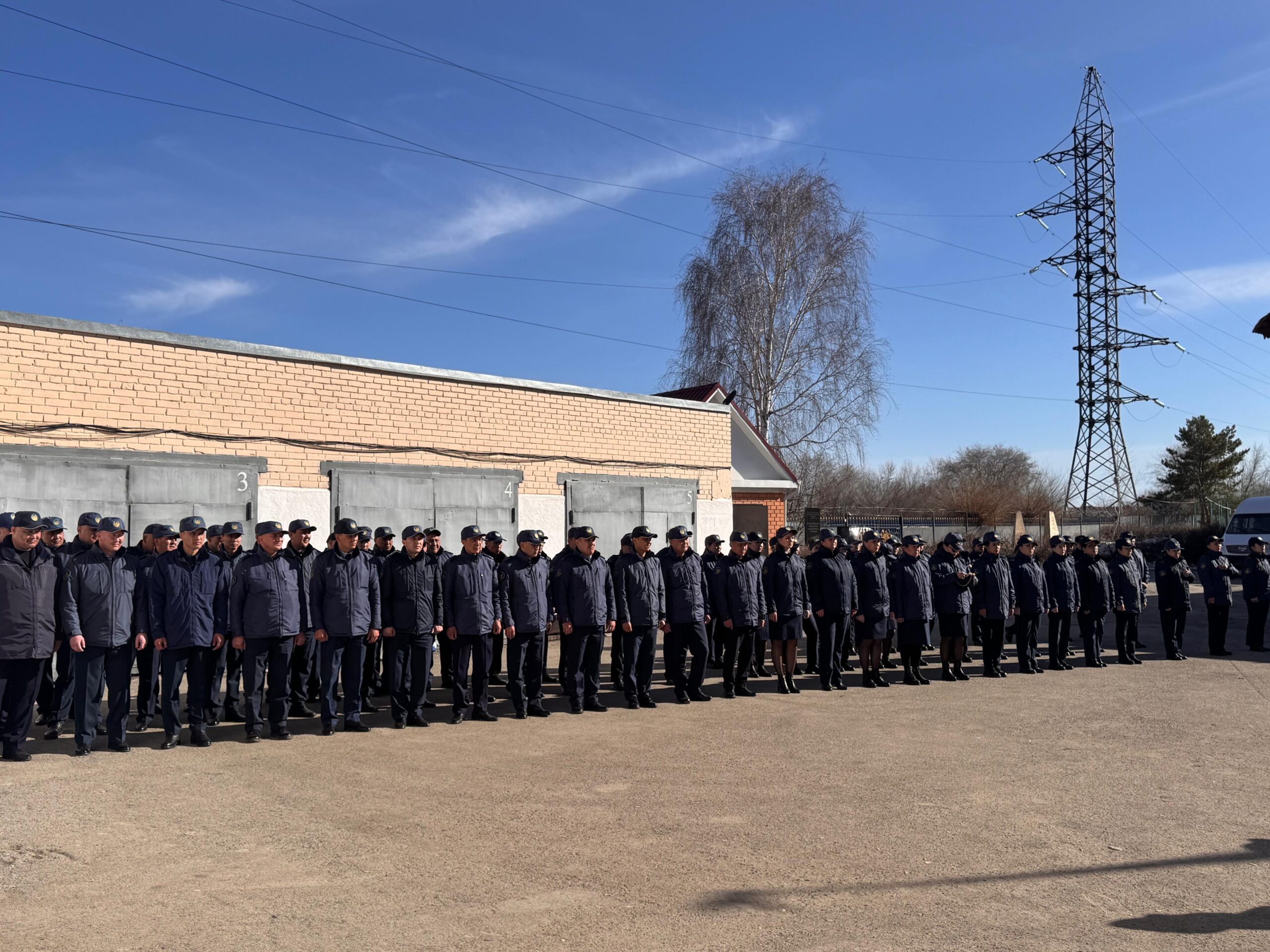 С сотрудниками службы пробации, подведомственной Департаменту уголовно-исполнительной системы по Костанайской области, был проведён строевой смотр.  В ходе мероприятия были проверены внешний вид сотрудников, служебная дисциплина и уровень подготовки.  Данное мероприятие направлено на повышение качества службы и укрепление дисциплины.