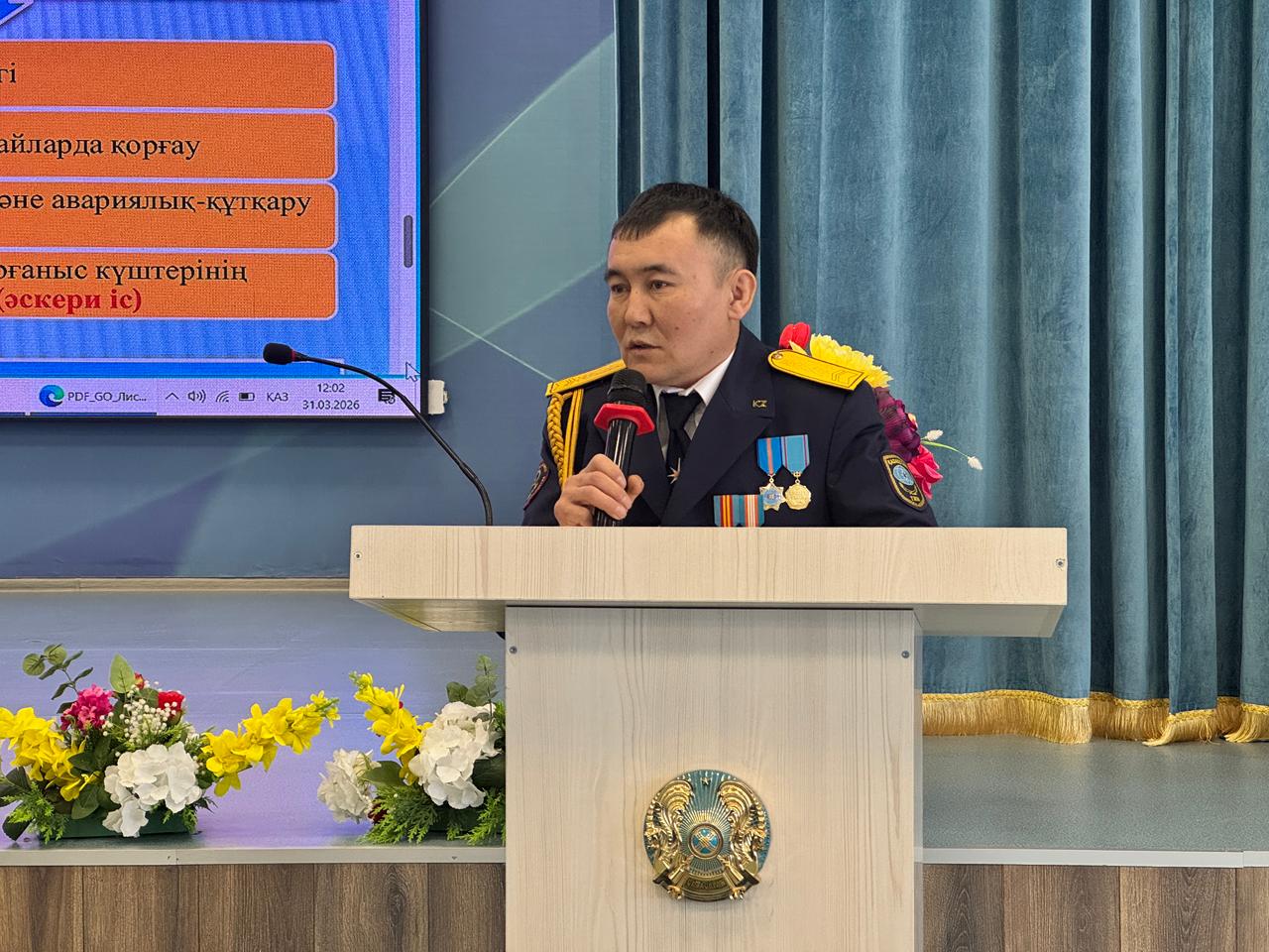 Спасатели провели урок мужества для учащихся Усть-Каменогорска