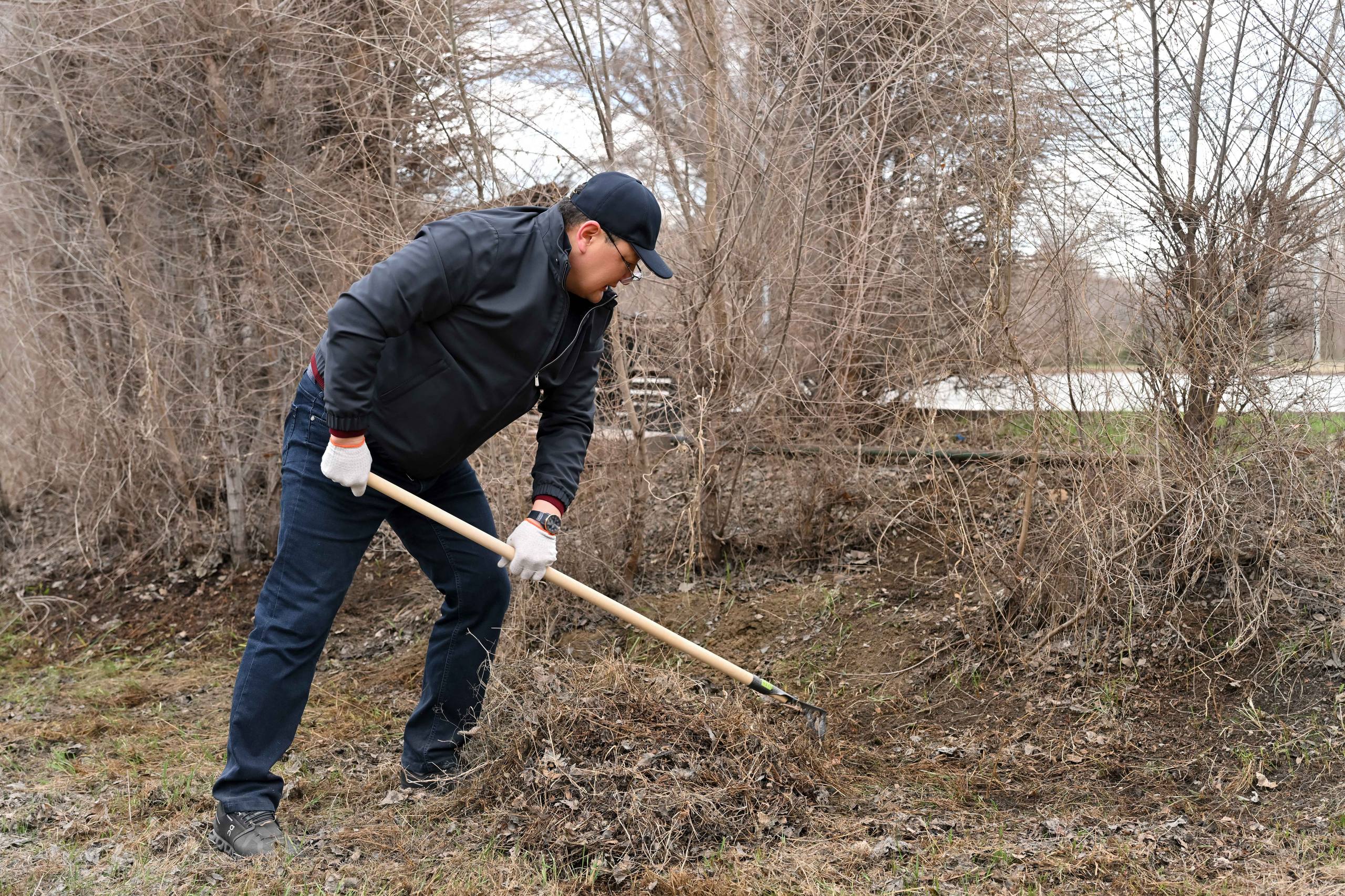 Аким области Абай принял участие в общерегиональном субботнике