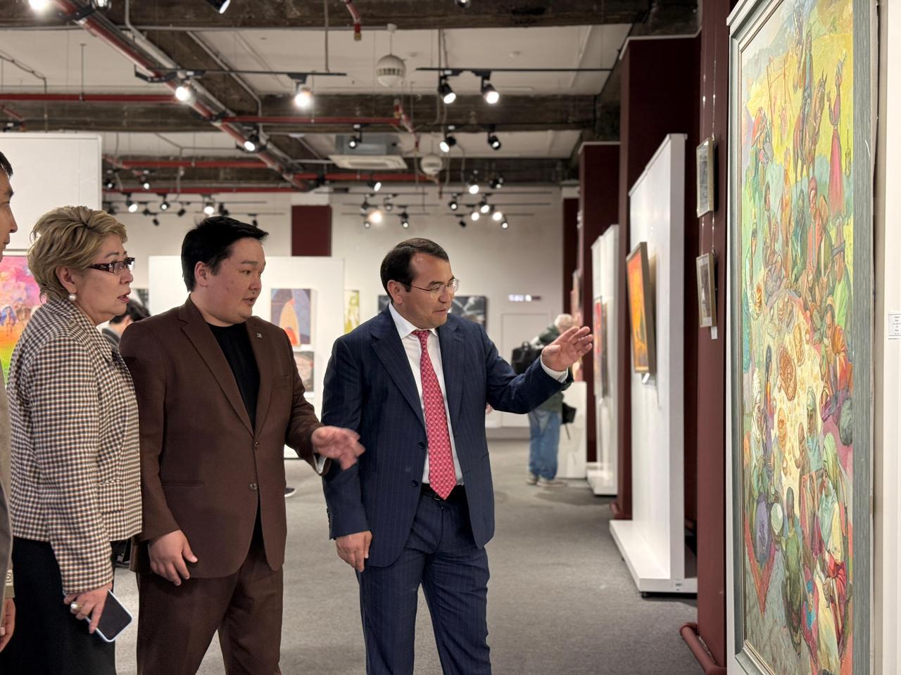 В Алматы презентовали альбом к 90-летию Союза художников и открыли выставку молодых талантов