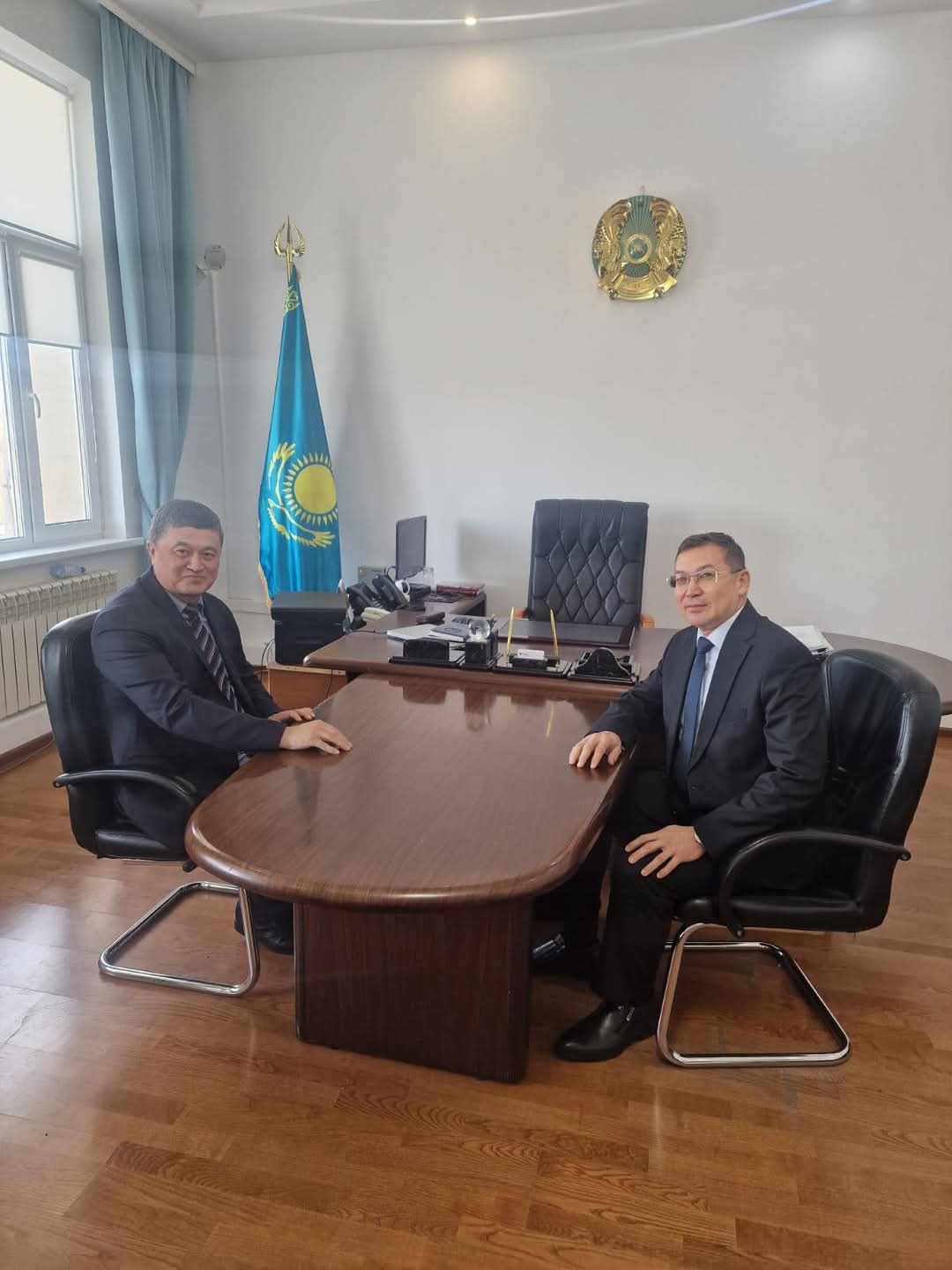 12 февраля в рамках рабочей поездки в Махамбетский район состоялась встреча представителя Омбудсмена по правам человека по Атырауской области Амангельды Абдолова с акимом  района Кайратом Нурлыбаевым.