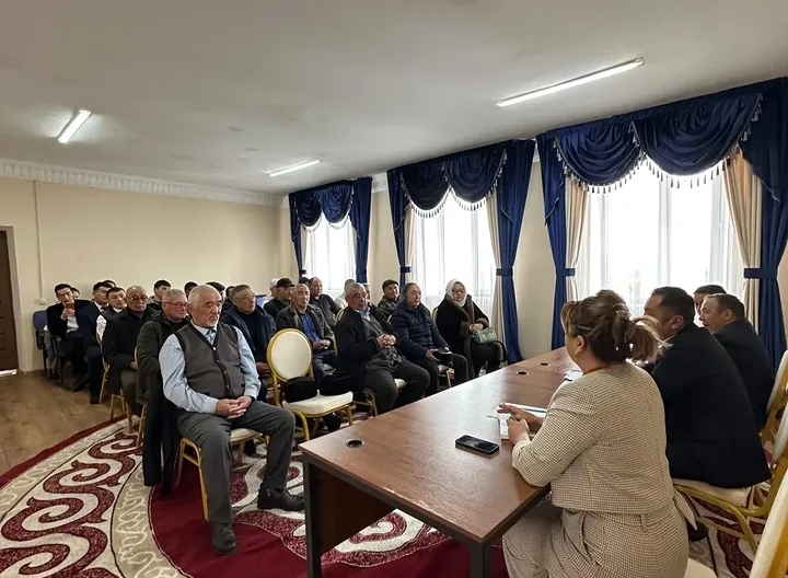 Сегодня в Жалағашском сельском округе прошло заседание с крестьянскими хозяйствами по поводу весенней кампании работ.