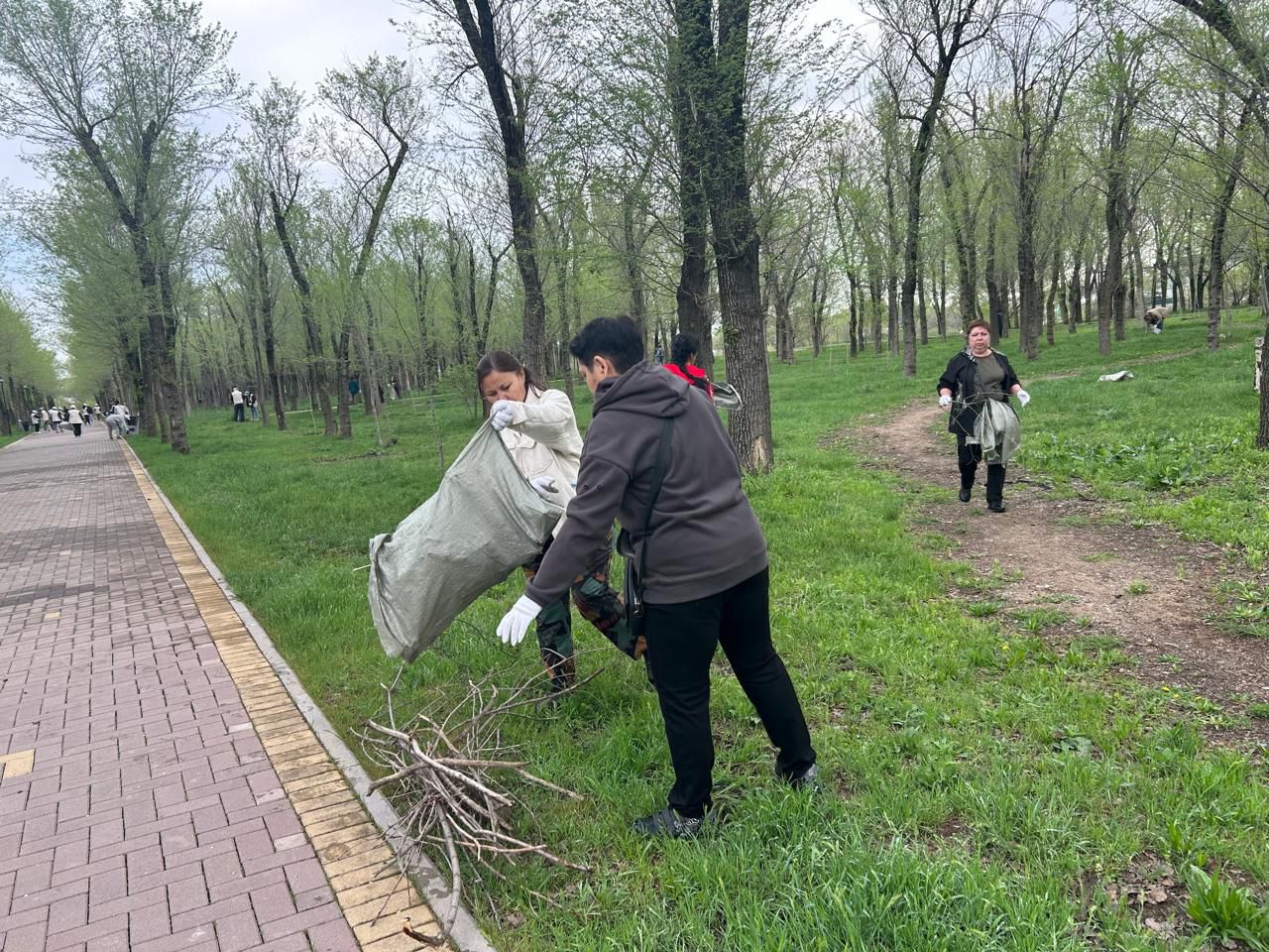 Свыше 2 тыс. жителей приняли участие в субботнике в Турксибском районе Алматы