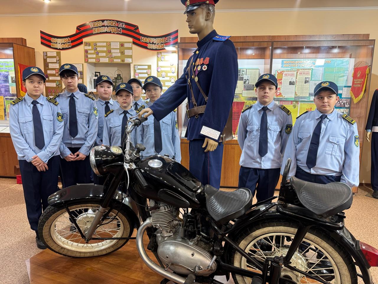 Первые шаги «юных полицейских»: в СКО школьники увидели работу полиции изнутри