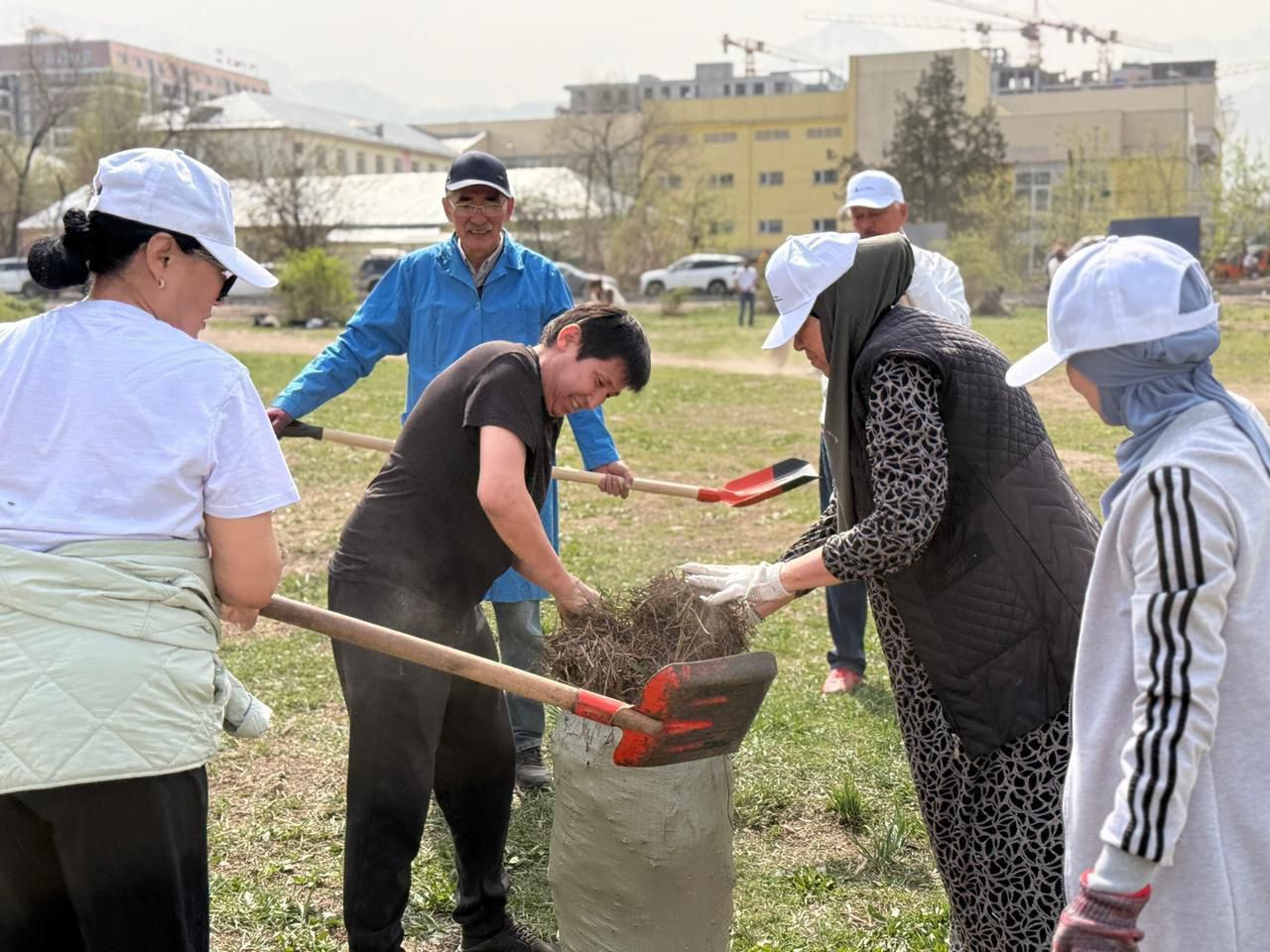 Чистота города – общая ответственность: представители сферы культуры Алматы активно приняли участие в субботнике