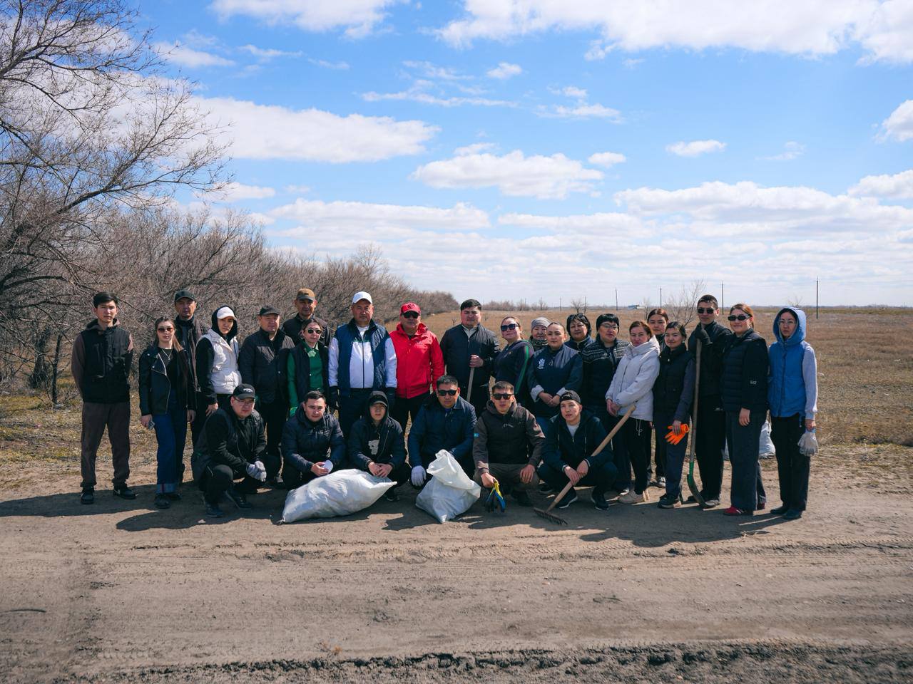 В рамках акции «Таза Қазақстан» в Озёрском сельском округе на въездной дороге были организованы масштабные субботние работы по благоустройству