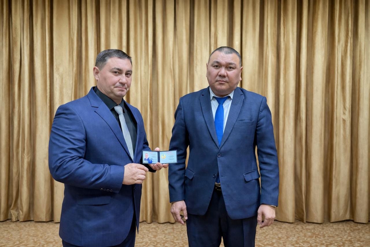 Вручение удостоверения акиму Кызылжарского с.о