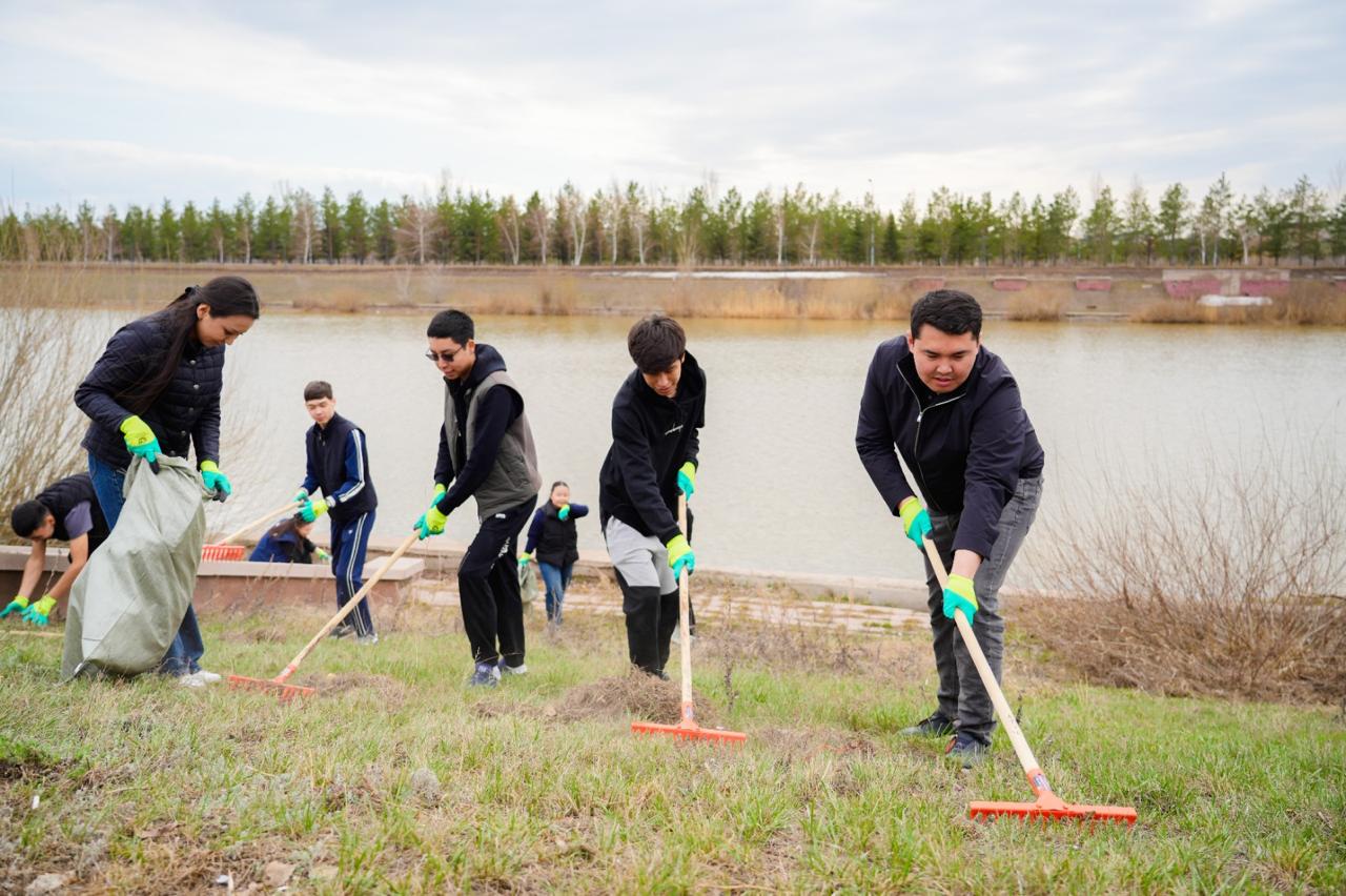 «Таза Қазақстан»: столичная молодежь провела экоакцию на набережной Есиля