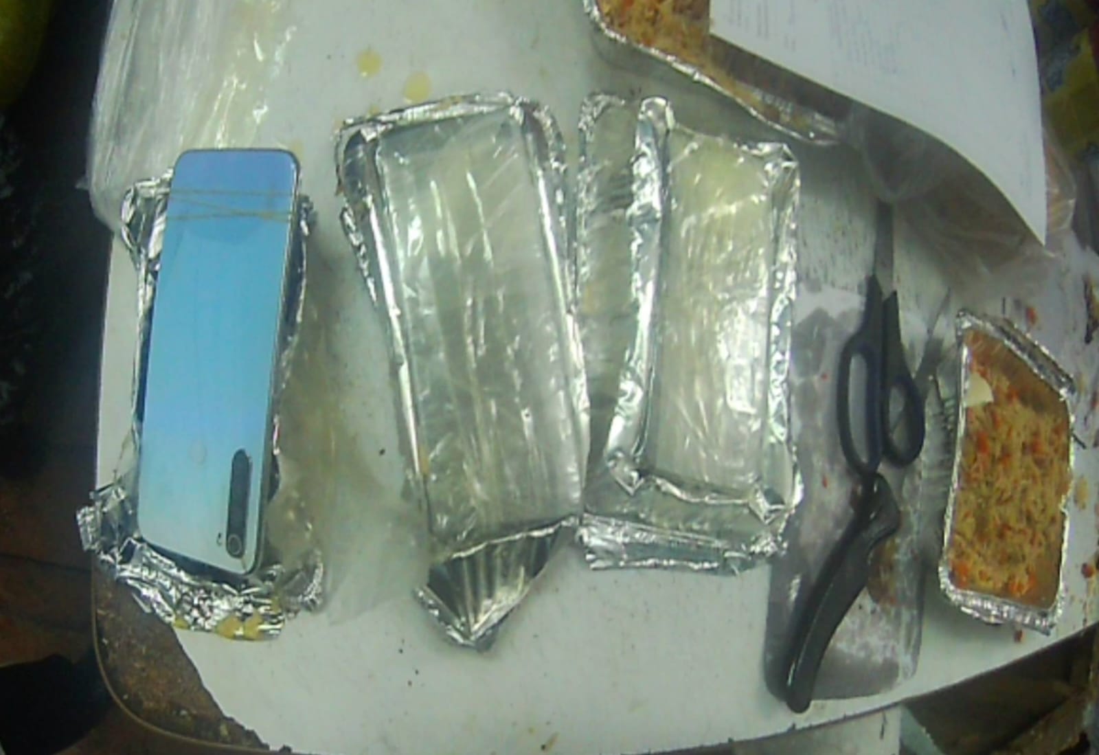 Мобильные телефоны пытались передать подследственному в контейнере горячего блюда в Следственном изоляторе ЗКО