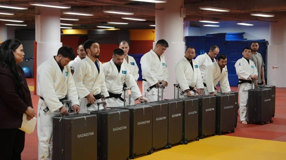 Национальные сборные Казахстана впервые оснащены полным комплектом спортивной одежды