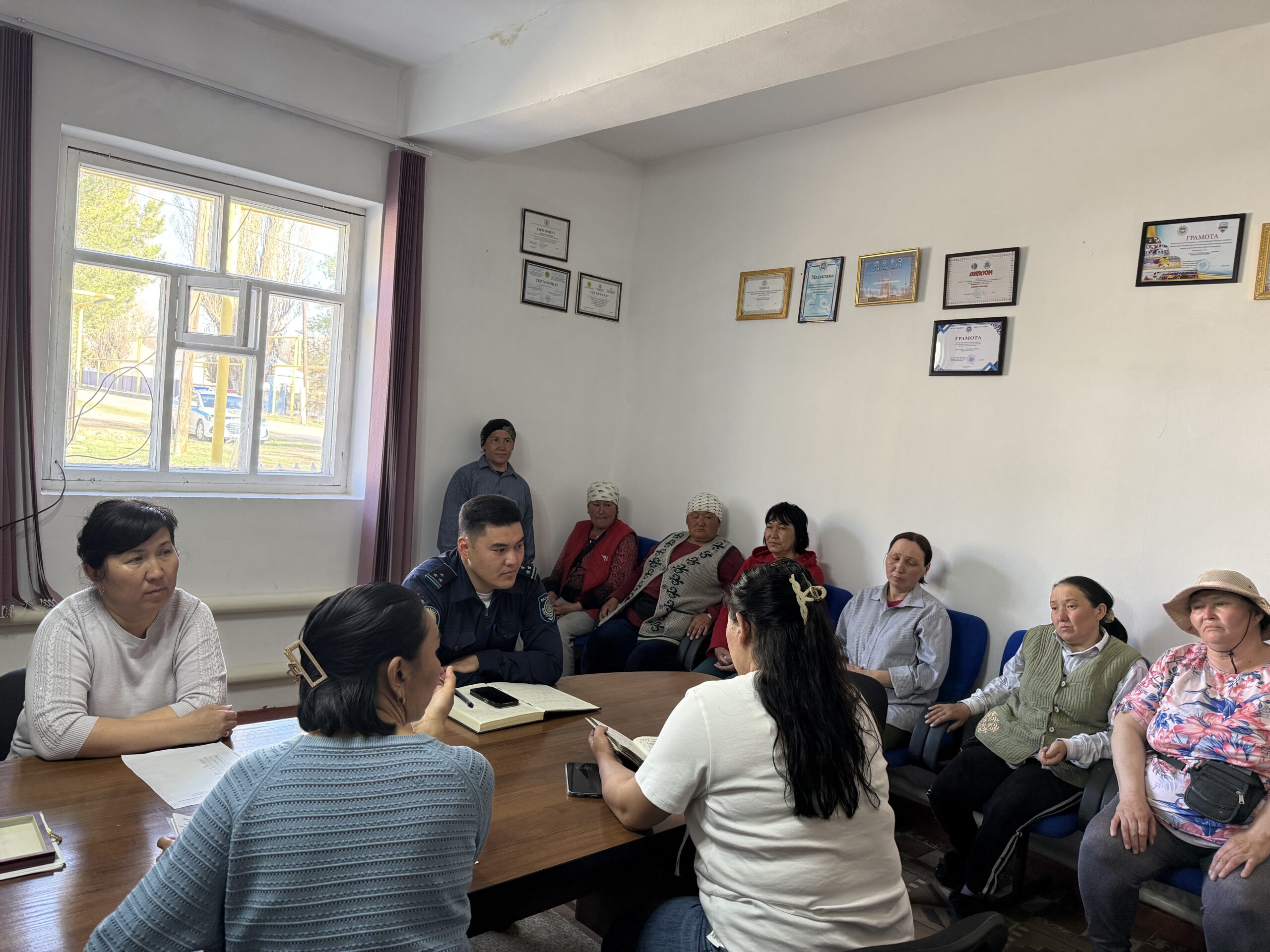 🔹 В целях профилактики правонарушений в Жарлыозекском сельском округе проведена разъяснительная работа среди жителей села.