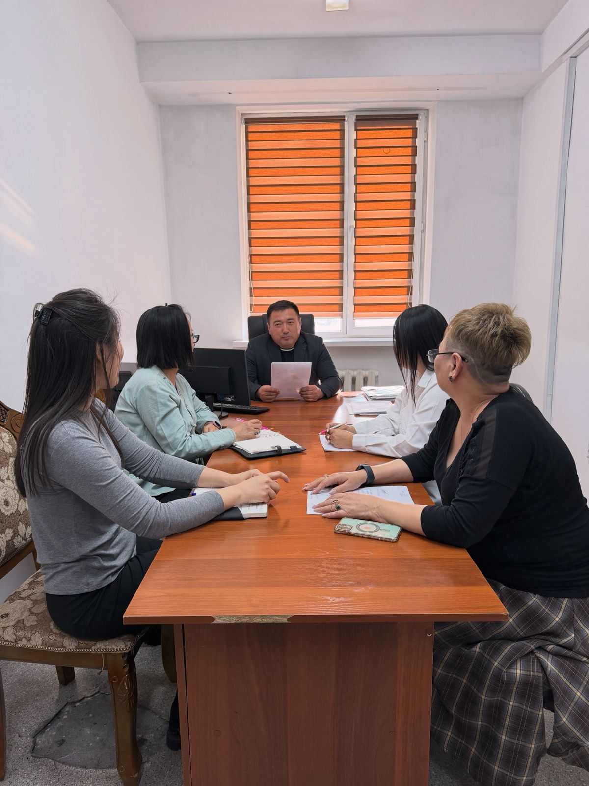 Заместитель акима города Уштобе провел разъяснительную работу с сотрудниками аппарата по вопросам противодействия коррупции