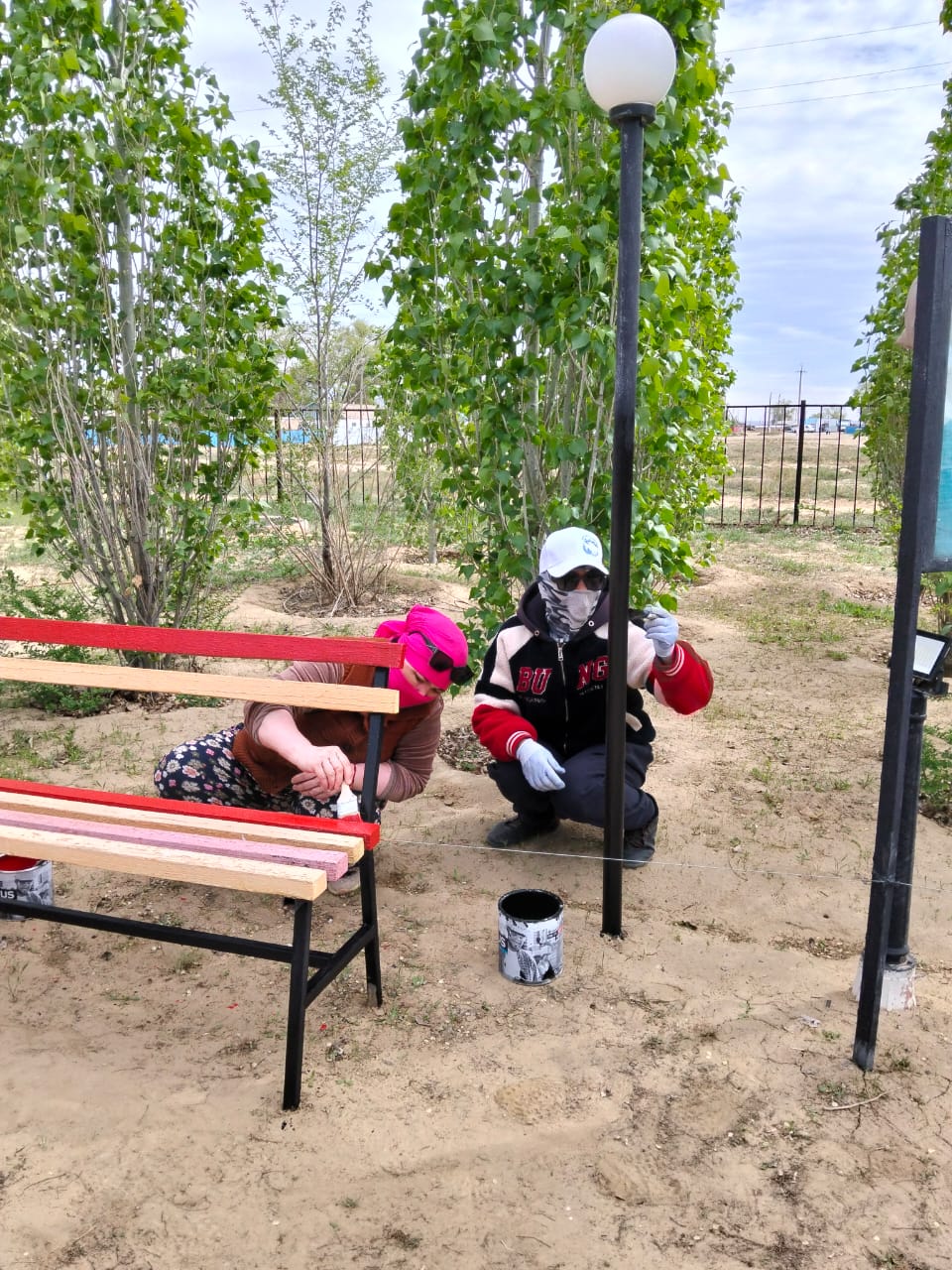 В рамках акции «Чистый четверг» в парке были проведены работы по уборке и покраске.