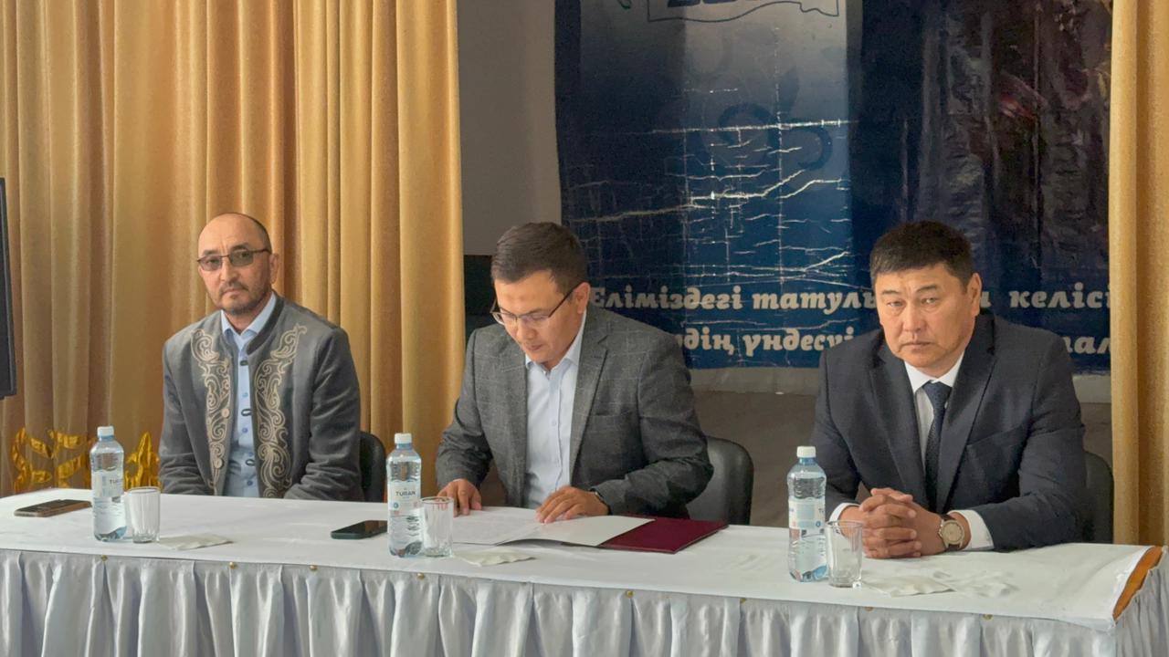 Руководитель аппарата акима района А. Хайдар представил жителям Байтерекского сельского округа акима округа Шакиржанова Ержана Нургалиевича, избранного по результатам выборов, проведённых 12 апреля.