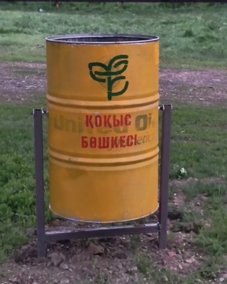 Установлены специальные бочки для мусора.