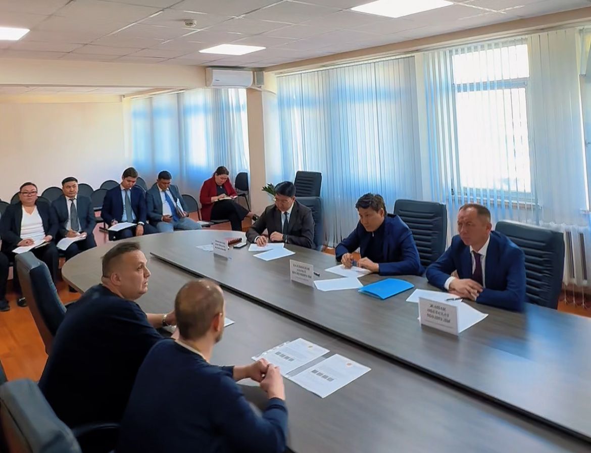 Аким Бостандыкского района провел прием граждан