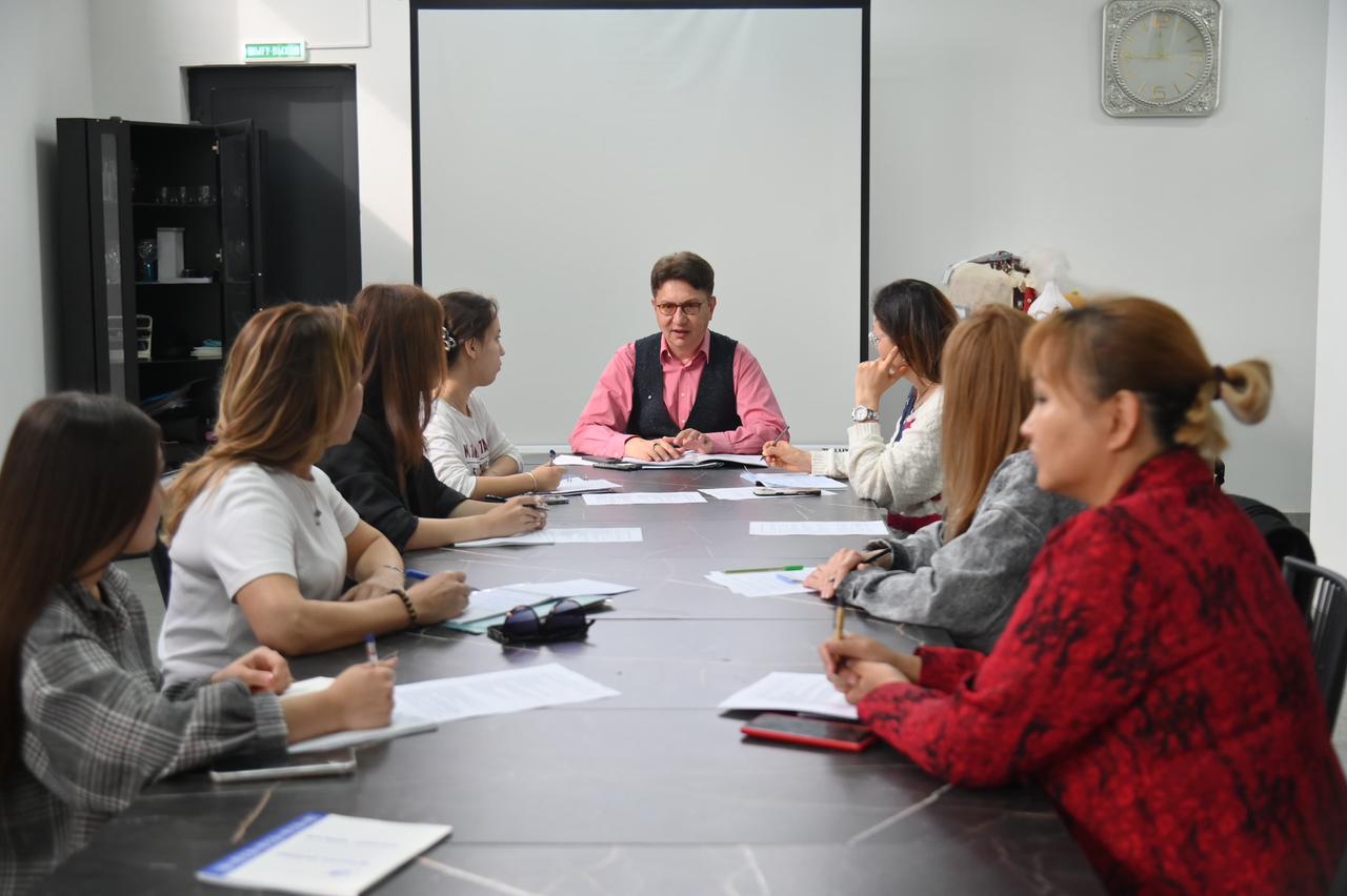 В ШЫМКЕНТЕ НАЧАЛИСЬ БЕСПЛАТНЫЕ КУРСЫ ПО ТУРИЗМУ И СФЕРЕ СЕРВИСА⠀