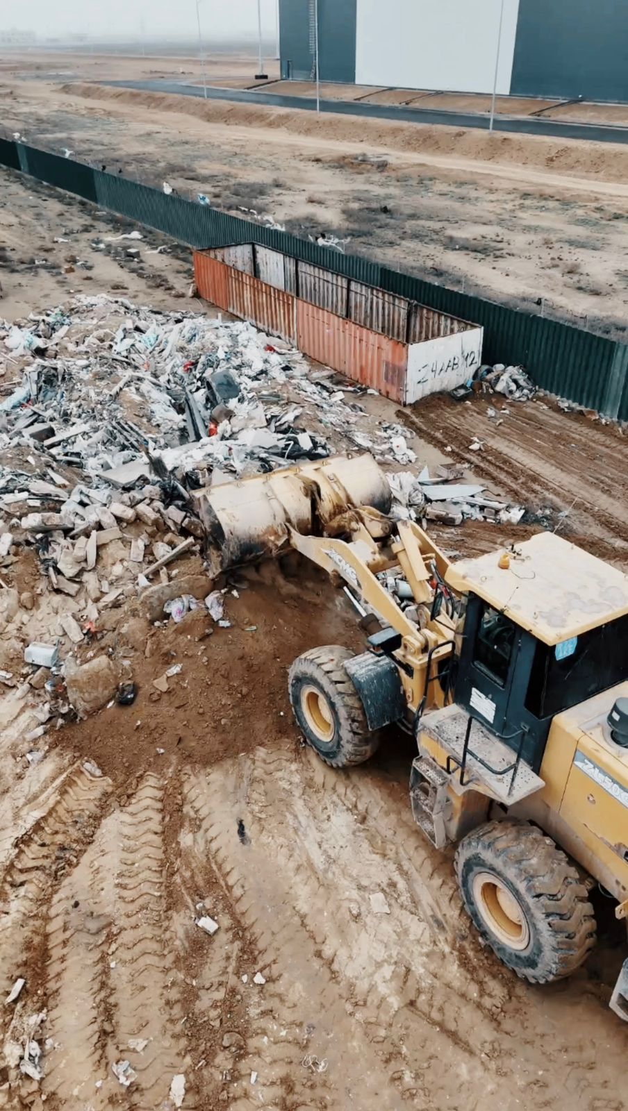 В ходе строительства школы в жилом массиве «Рауан» проводятся работы по очистке строительных отходов, образовавшихся со стороны подрядной организации ТОО «Құрылыс Инвест Групп»