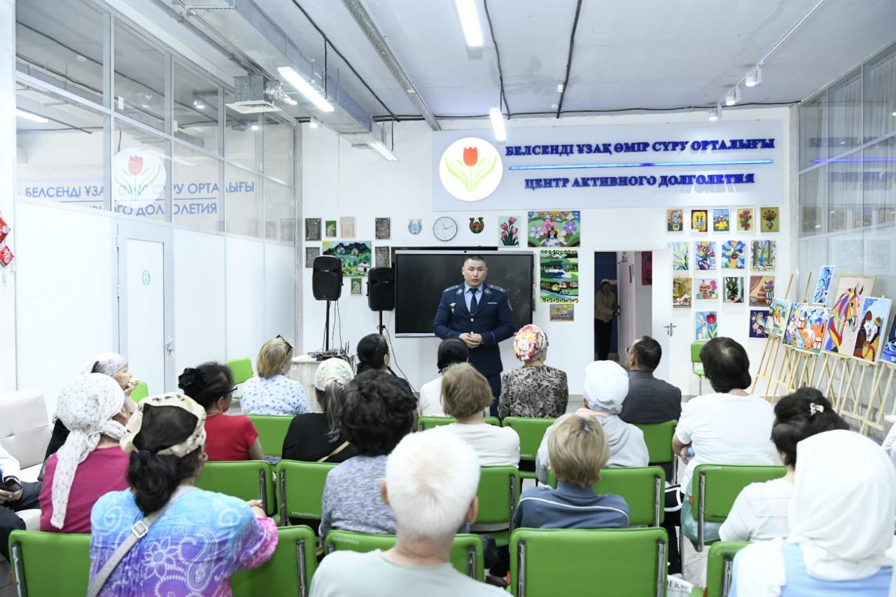 «Закон и порядок»: как не попасть в ловушки мошенников, рассказали пожилым жителям столицы