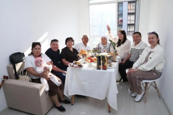 МОЛОДЫЕ УЧЕНЫЕ ЗАСЕЛИЛИСЬ В КВАРТИРЫ, ВРУЧЕННЫЕ ПРЕЗИДЕНТОМ