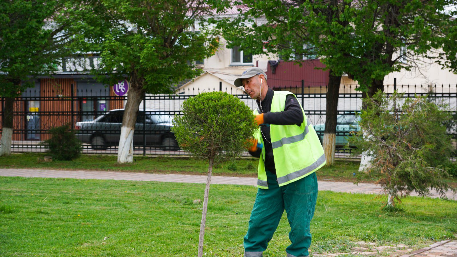 СЕЗОННЫЕ РАБОТЫ ПО БЛАГОУСТРОЙСТВУ ПРОДОЛЖАЮТСЯ