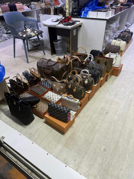 Сотрудники Министерства юстиции выявили факты незаконного использования товарных знаков «Louis Vuitton» и «Nesquik»