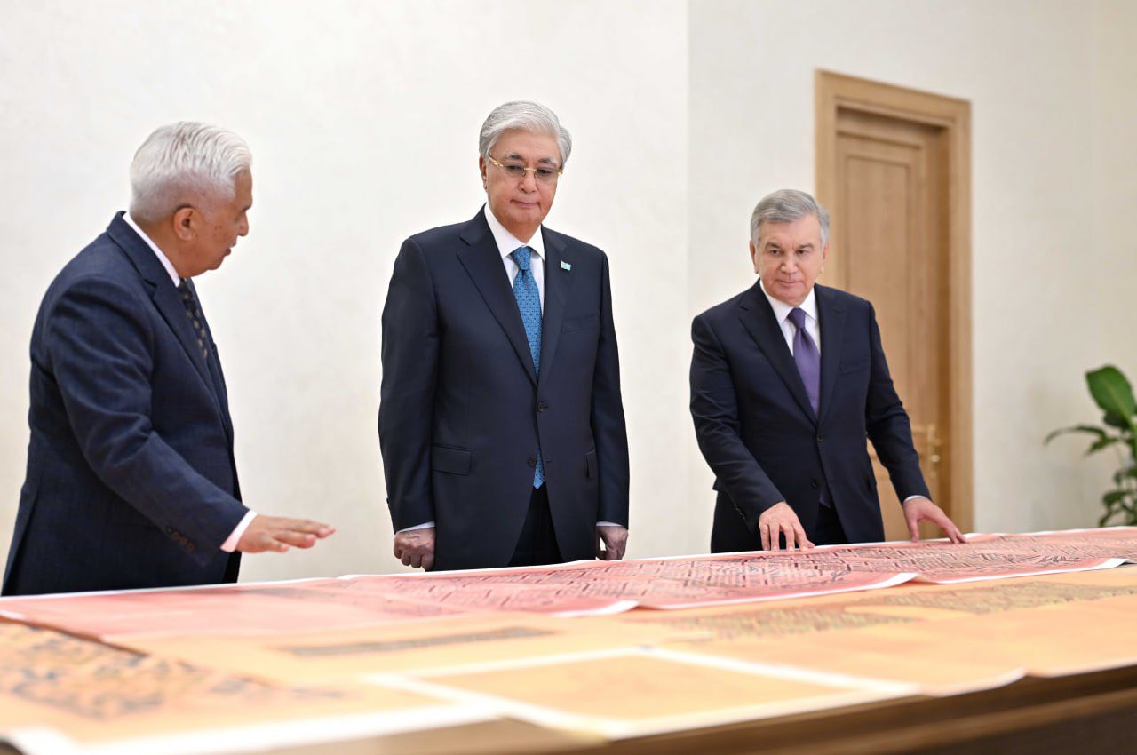 🇰🇿🇺🇿Президент Узбекистана передал Президенту Казахстана ряд исторических документов