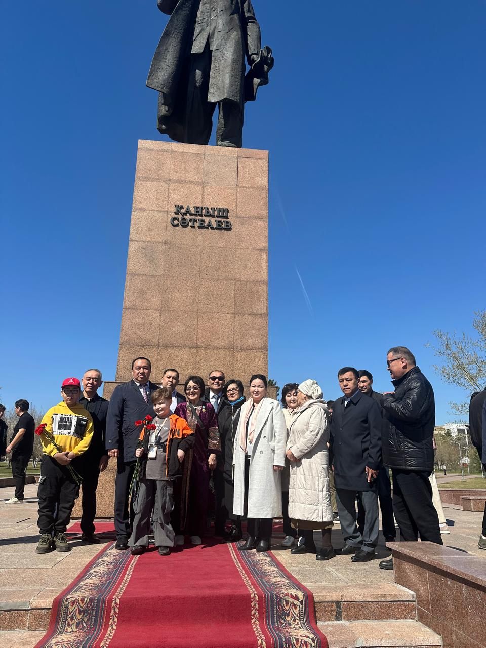 Сегодня, 12 апреля, в нашей стране отмечается День работников науки. Эта дата тесно связана с именем выдающегося казахского ученого, академика и геолога Каныш Имантаевич Сатпаев. В этом году исполнилось 127 лет со дня его рождения, и по этому случаю в Караганда у памятника ученому состоялась торжественная церемония возложения цветов.