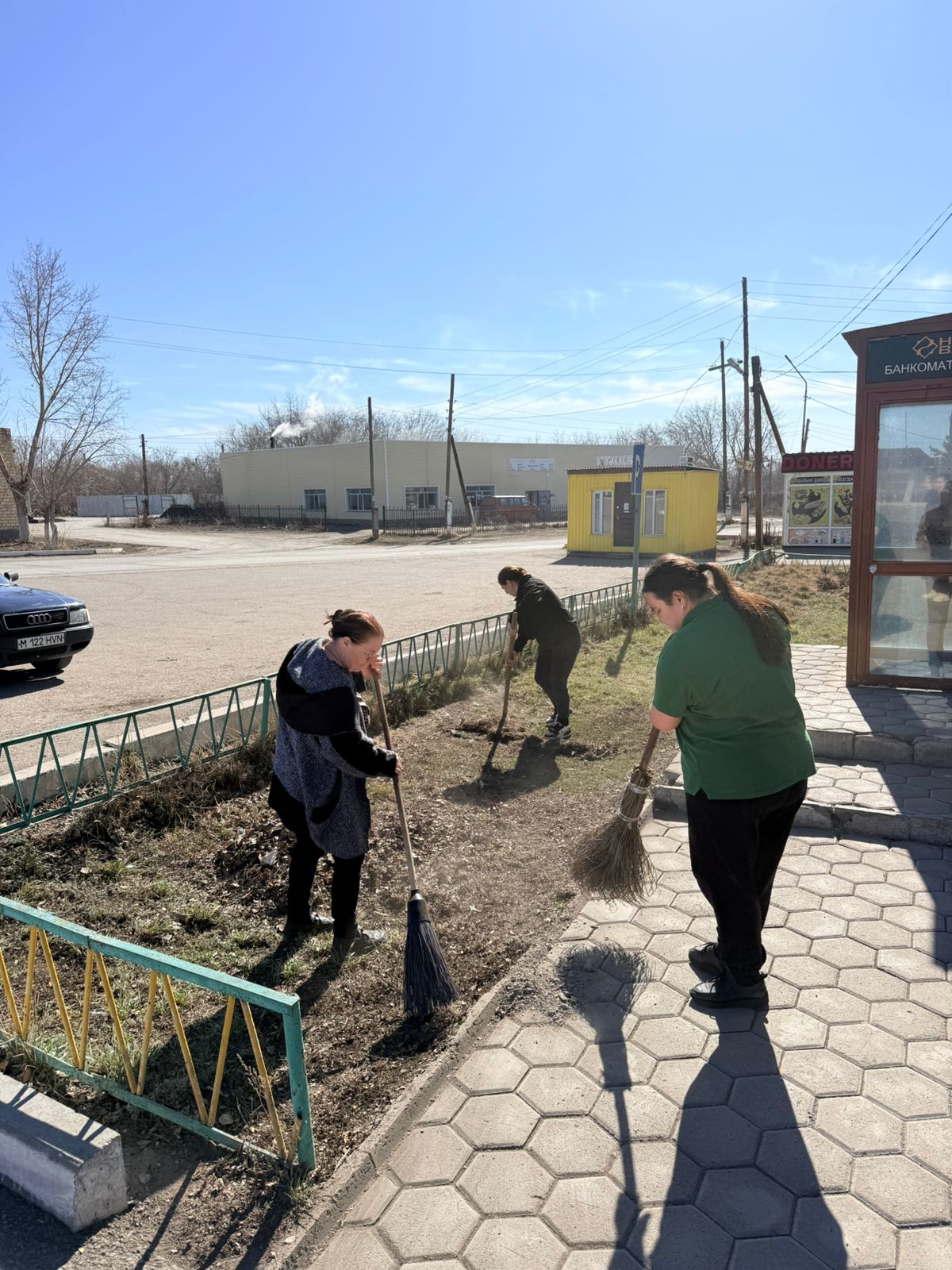 В поселке Ботакара прошел областной субботник