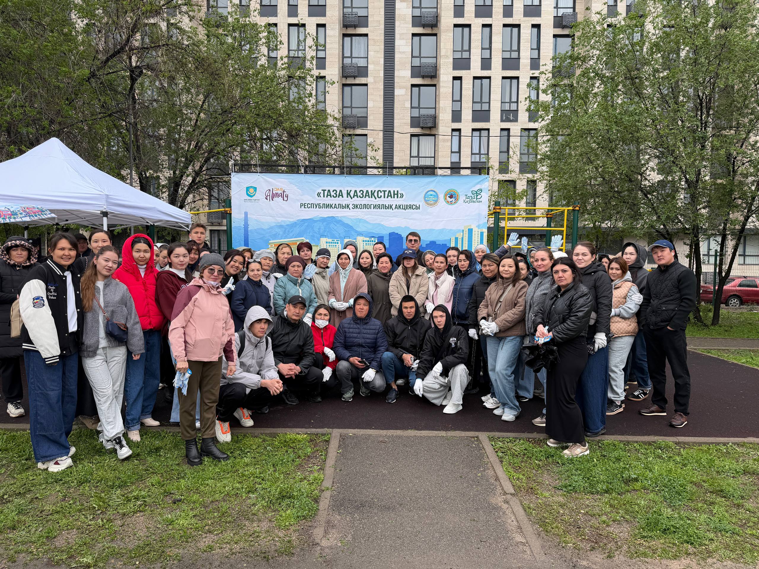 В Ауэзовском районе состоялся общегородской субботник