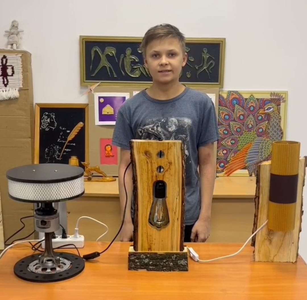 Эко-творчество в действии: акмолинский школьник создает дизайнерские светильники из вторсырья
