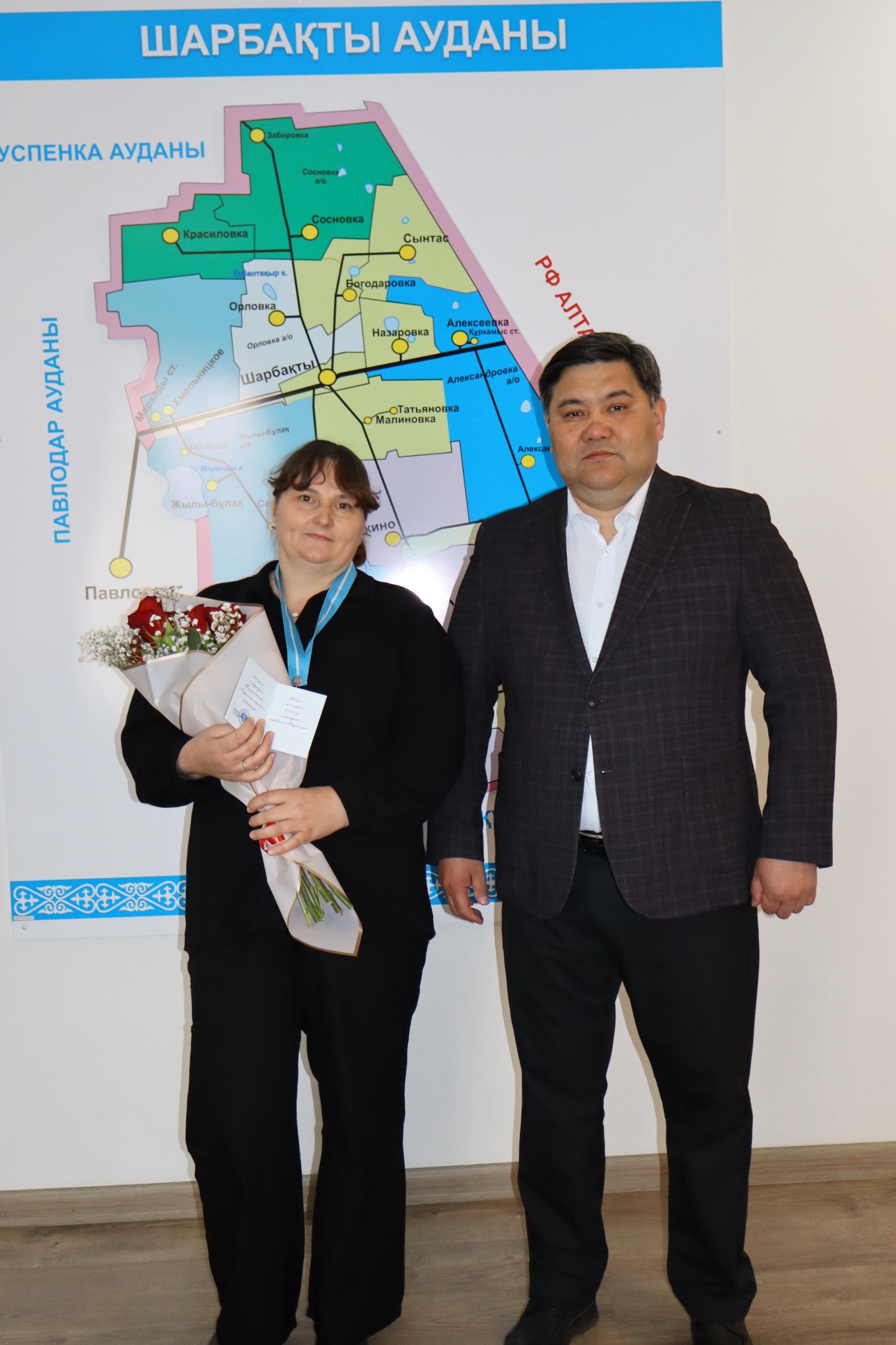 Вручение награды «Күміс алқа»