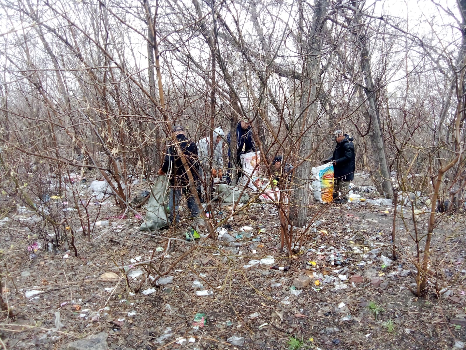 Уборка мусора по улице К.Маркса