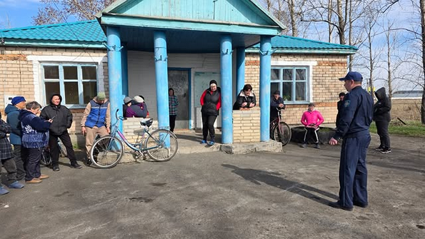 Участковый инспектор полиции Турсунов С.М. провёл разъяснительное мероприятие с жителями села Волковка.